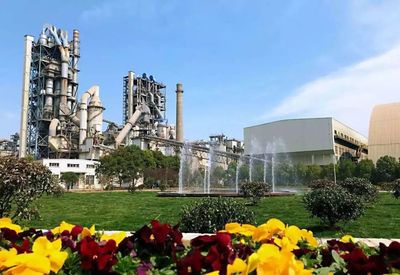 这家水泥企业特别邀请村民来厂参观安全、环保成果